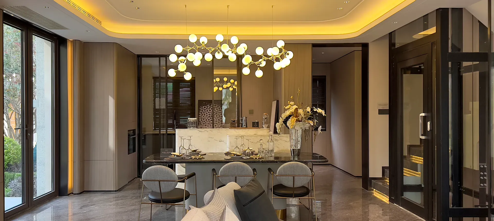Thang máy kính Franz cửa mở 2 cánh