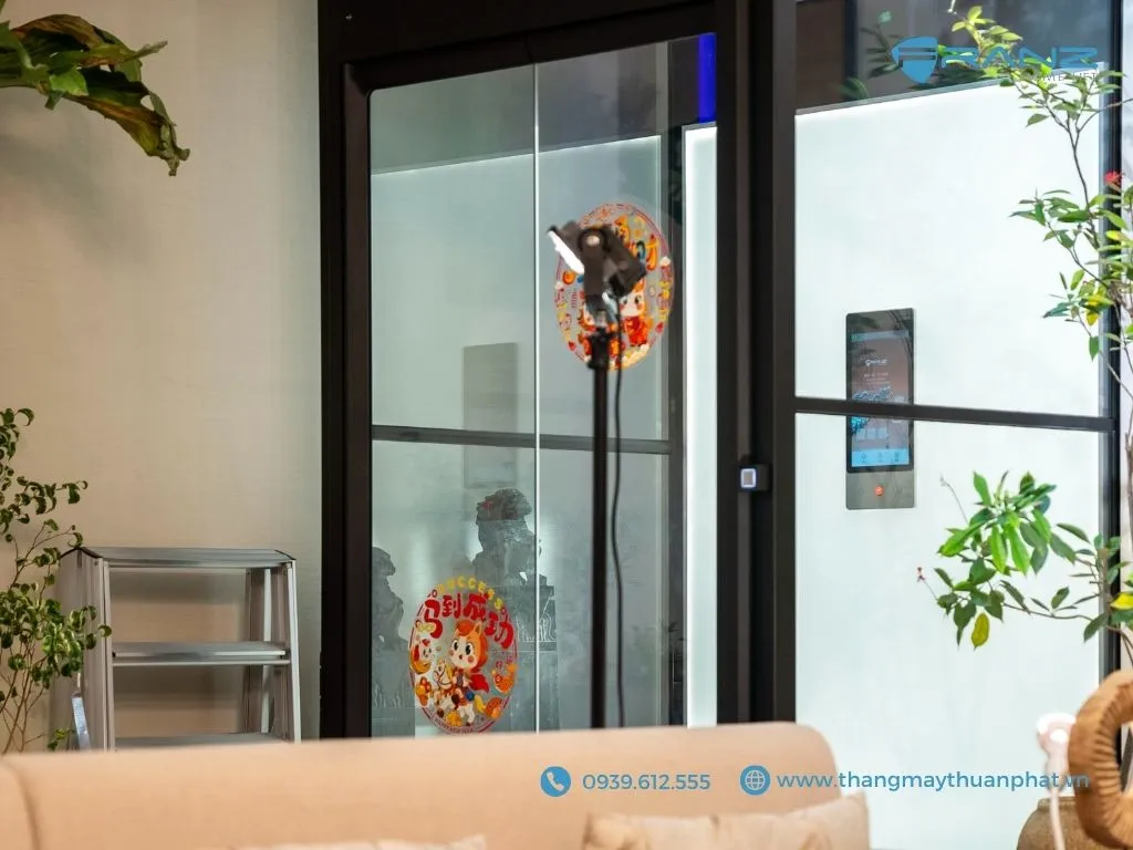 Thang máy kính Franz cửa mở 2 cánh