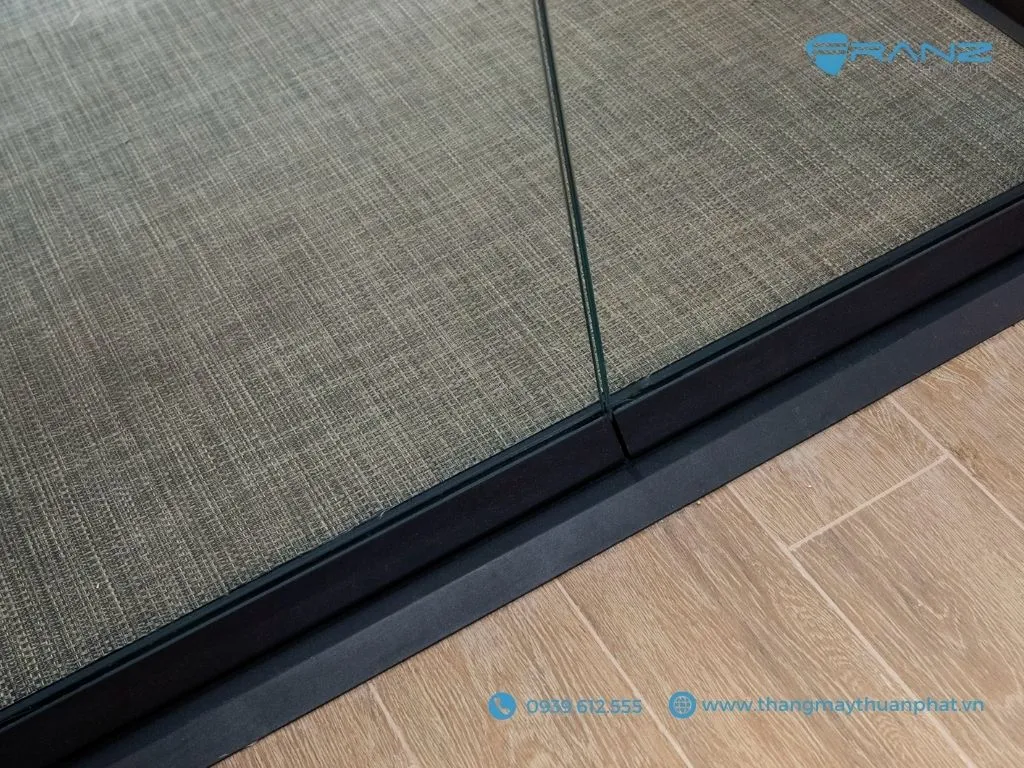 Thang máy kính Franz cửa mở 2 cánh