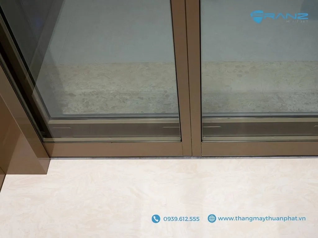 Thang máy kính Franz cửa mở tâm tự động